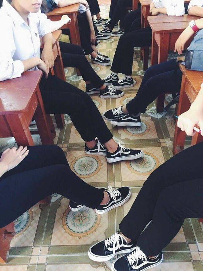 Trào lưu mới: Sau đồng phục lớp, đến lượt... dép lớp, giày lớp lên ngôi! Trào lưu mới: Sau đồng phục lớp, đến lượt... dép lớp, giày lớp lên ngôi!